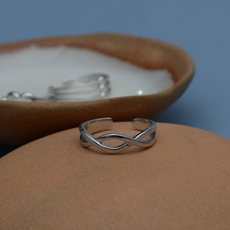 
            
                Load image into Gallery viewer, Infinity wave Toe Ring
            
        